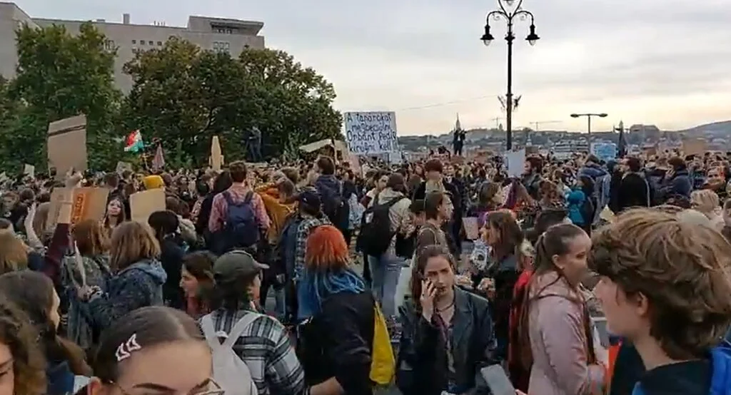 Teachers students occupied Budapest bridge