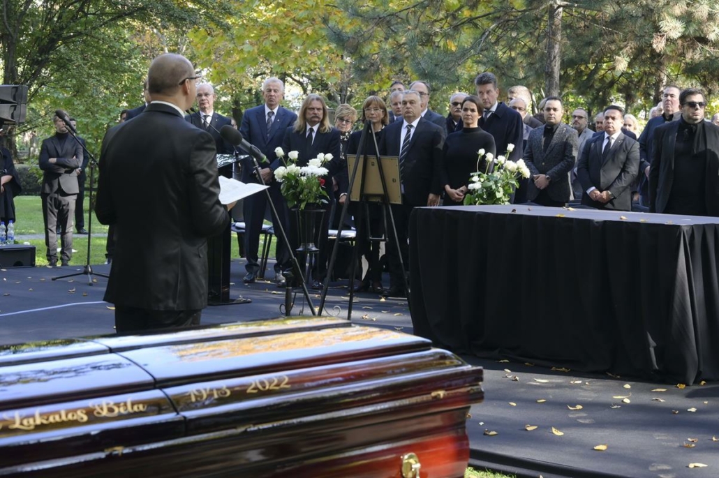 Homenajes a raudales para el pianista y compositor de jazz húngaro Béla Szakcsi Lakatos en su lugar de descanso final en el cementerio de la calle Fiumei