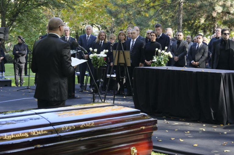 Tributes poured in for Hungarian jazz pianist and composer Béla Szakcsi Lakatos at his final resting place in the Fiumei Street cemetery