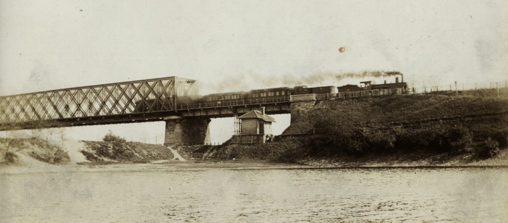 pont ferroviaire reliant le danube