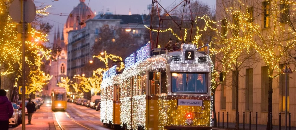 Прикрашений адвент-трамвай Будапешт