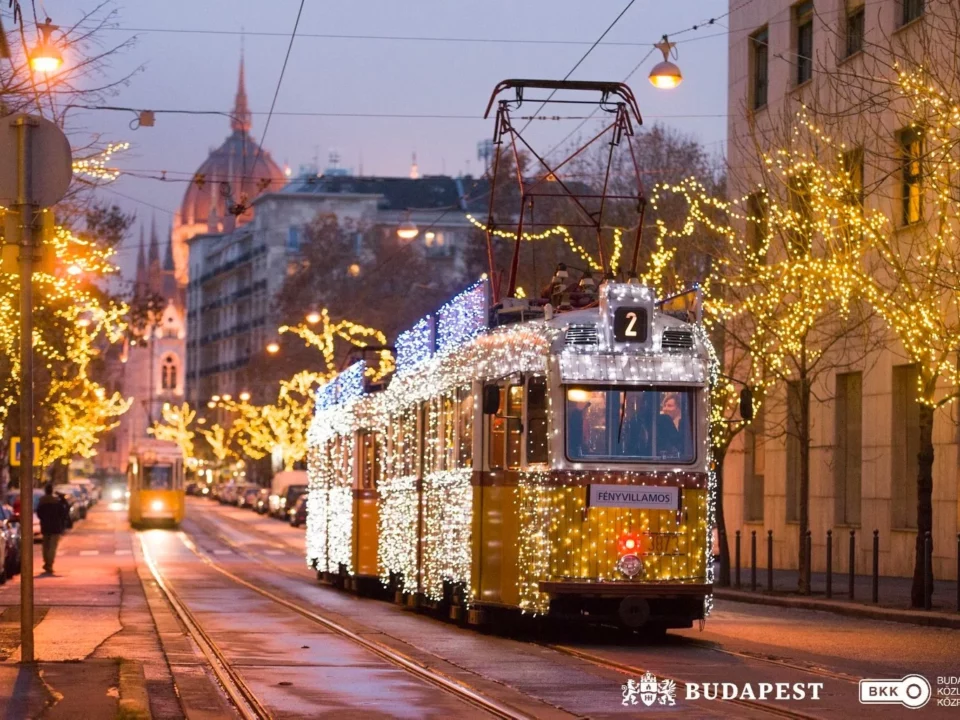 Украшенный адвентский трамвай в Будапеште