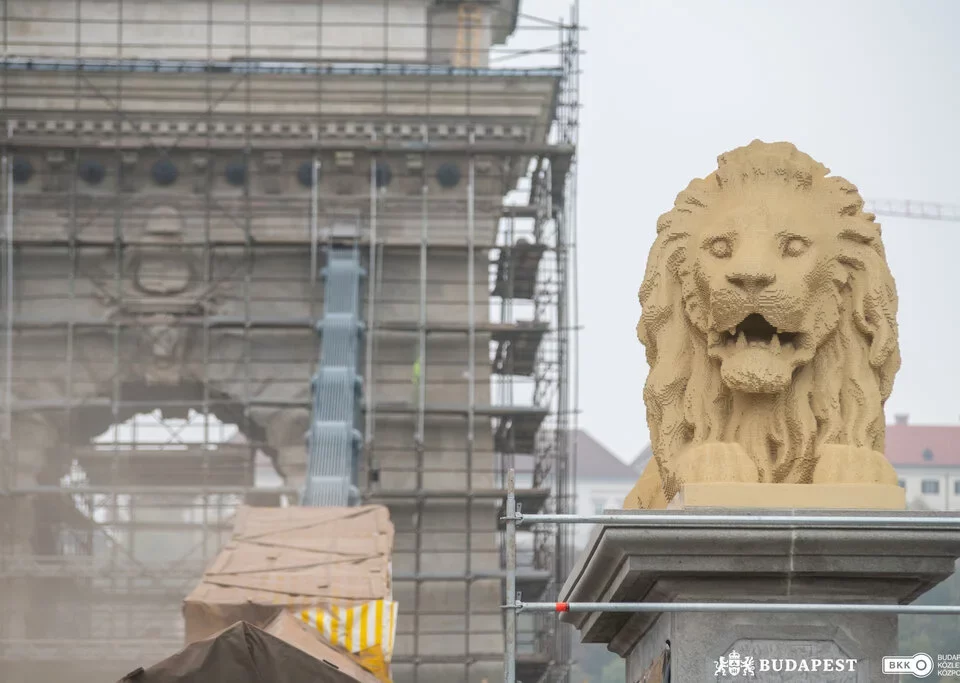 Lego-lion-Chain-Pont-Budapest