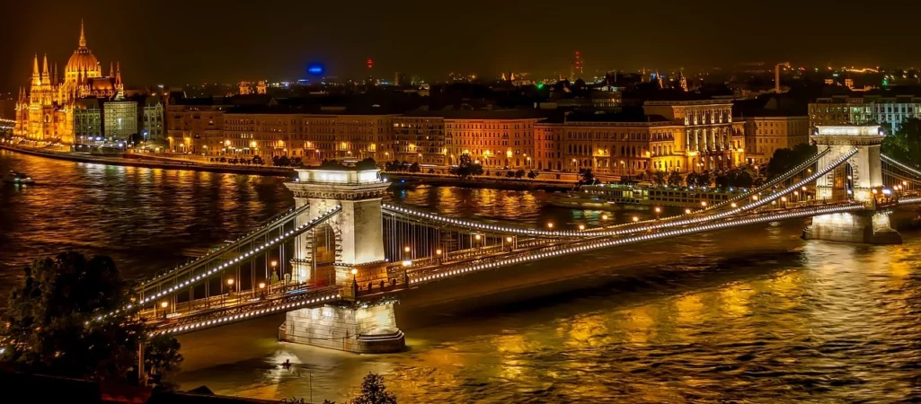 Puente de las cadenas Széchenyi por la noche Parlamento de Budapest
