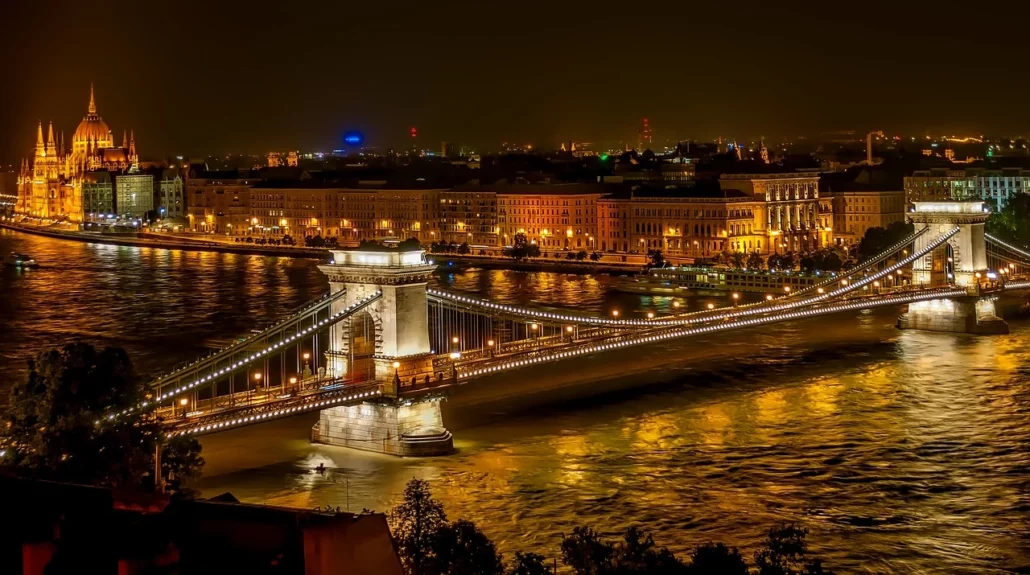 夜のセーチェーニ鎖橋 ブダペスト国会議事堂