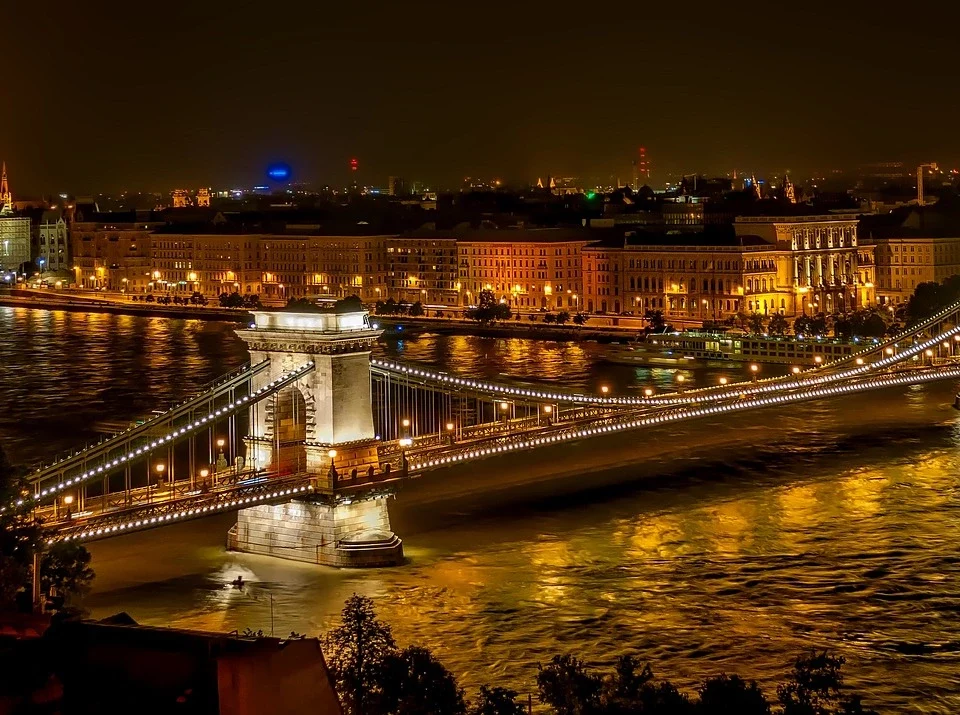 Řetězový most Széchenyi v nočním budapešťském parlamentu