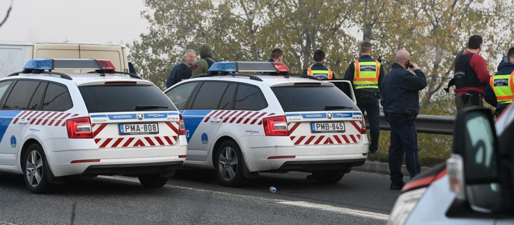 Video, fotografie: Automobilová honička v Budapešti, prchající muž postřelený na policii