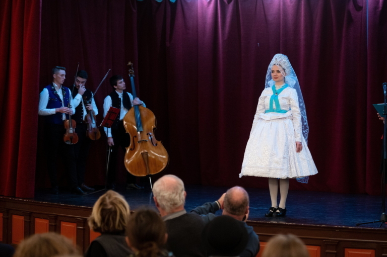 Présentation des costumes de mariée du bassin des Carpates à Cluj Napoca