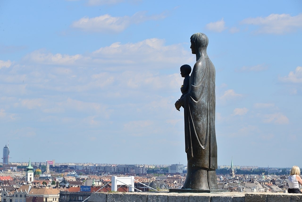 buda mária statue