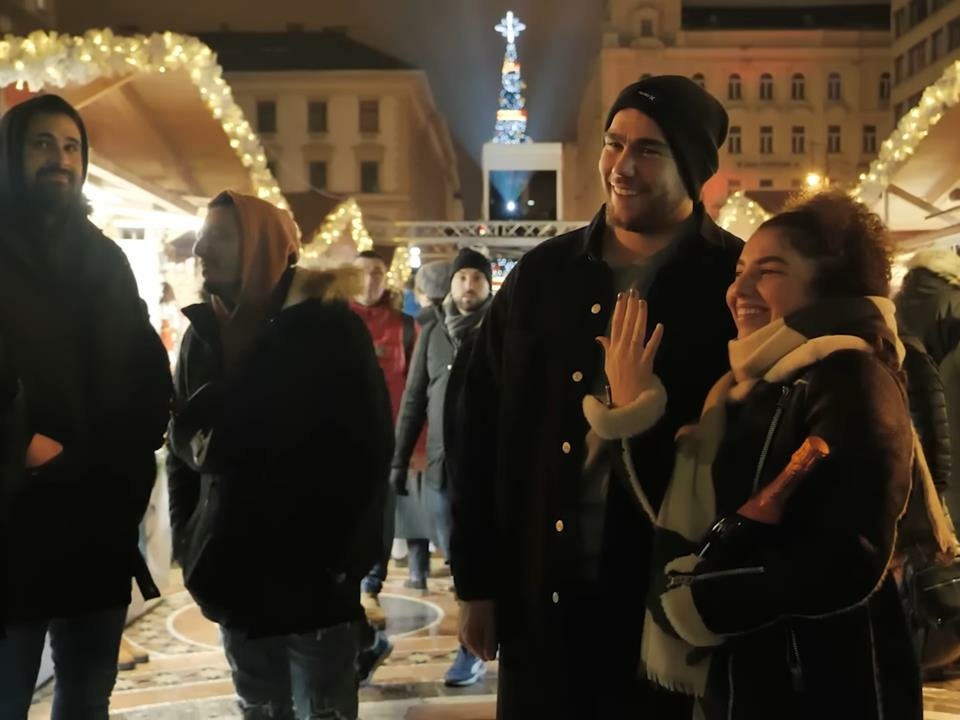 A foreign girl was proposed to with a projected light painting on the Basilica