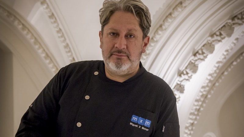 Lo chef ecuadoriano Miguel Xavier Monar