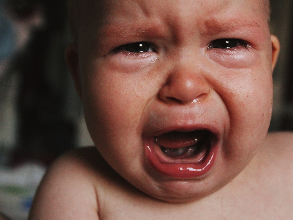 طفل يبكي الاطفال