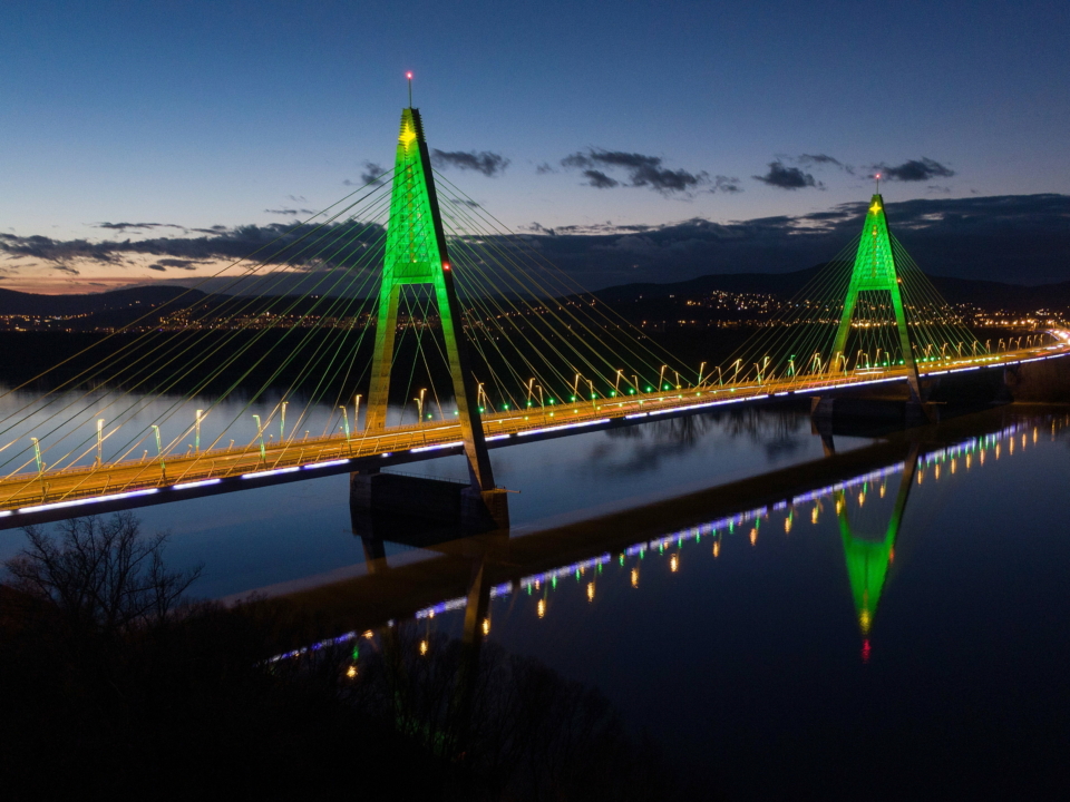 megyeri bridge christmas tree budapest