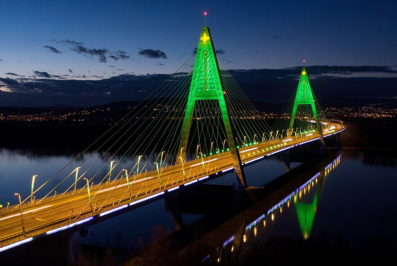 megyeri bridge christmas tree budapest