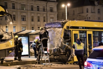 Chocan dos tranvías en Budapest, varios heridos