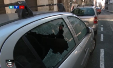 窓が壊れたブダペストの犯罪