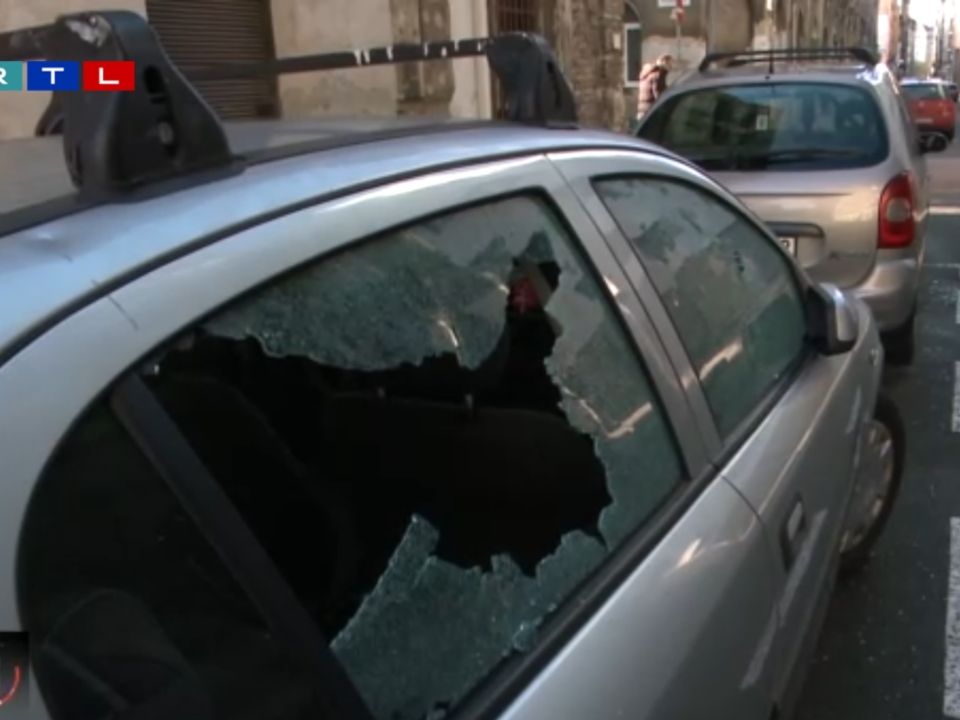 rozbité okno Budapešť zločin