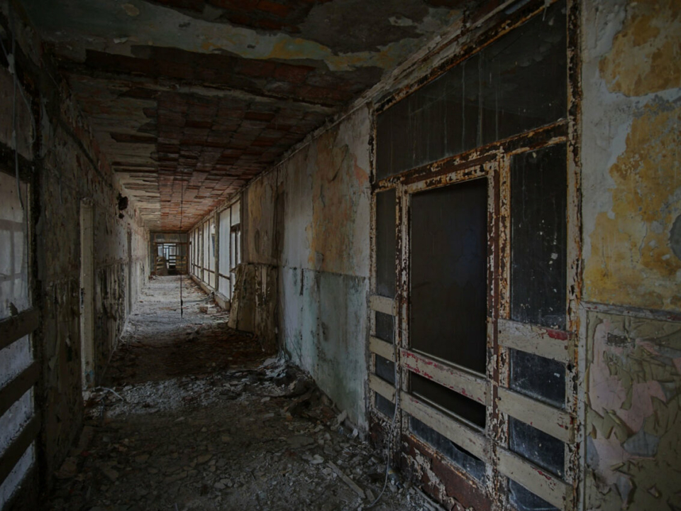 Verlassenes Gebäude des Waisenhauses Komárom, Ungarn