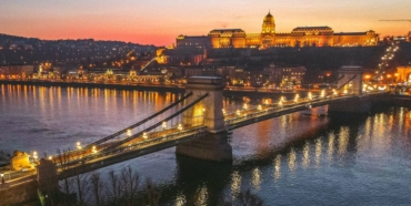 Budapešť večerní hrad Řetězový most