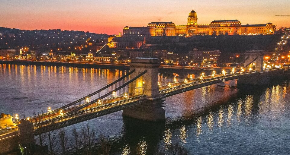 Budimpešta navečer Lančani most Dvorac
