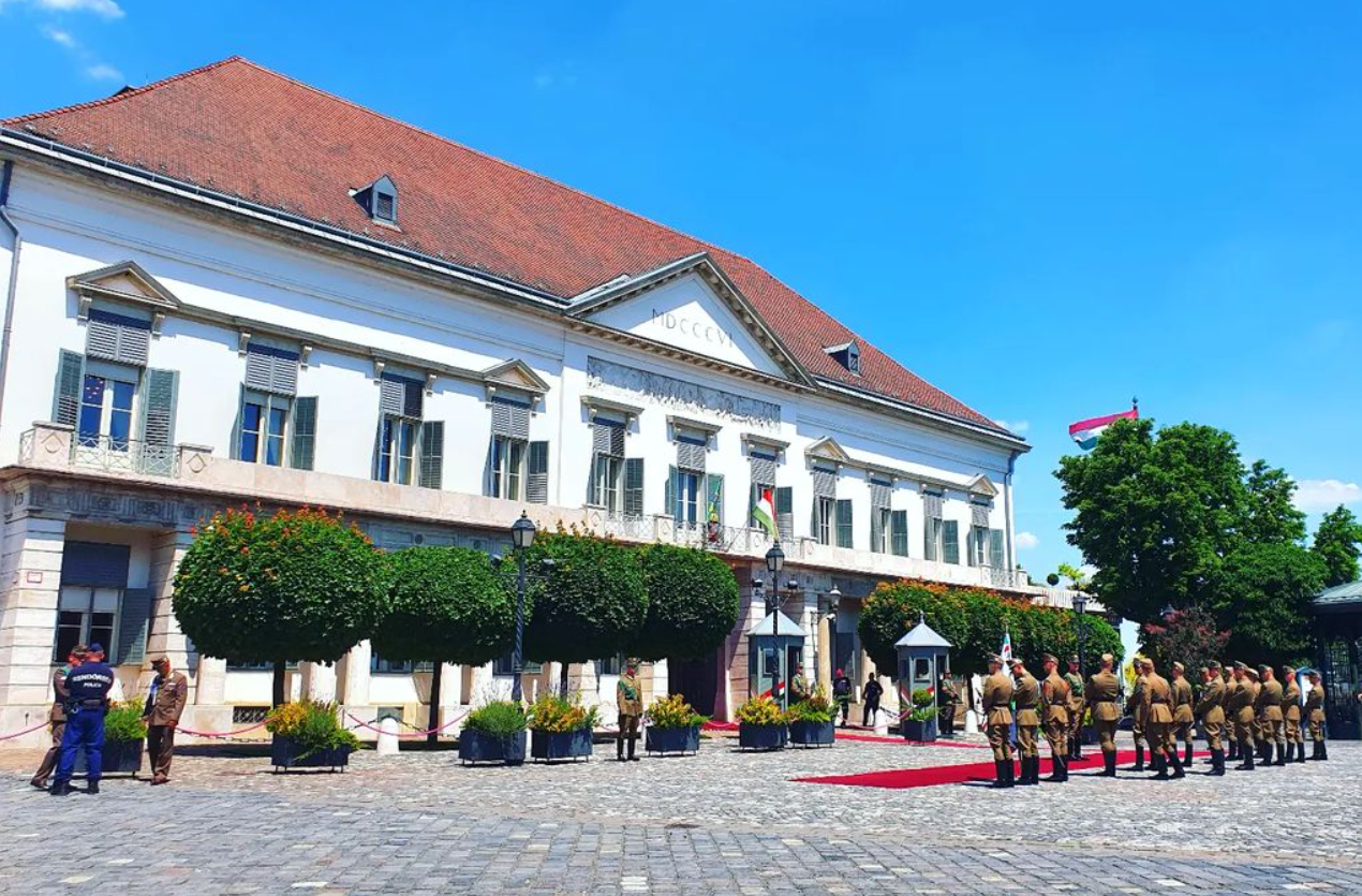 Change of Guards at Sándor Palace (Sándor-palota)