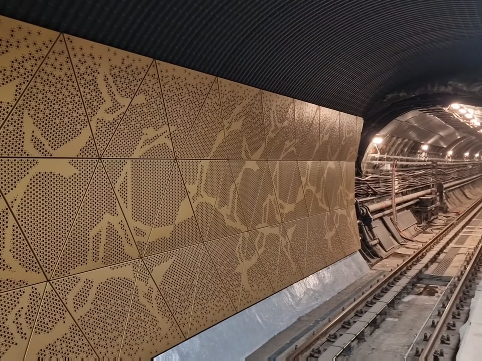 Conception d'oiseau de la station de métro M3 de couleur dorée