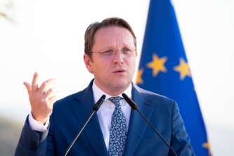 Il commissario ungherese Várhelyi per l'Europa centrale