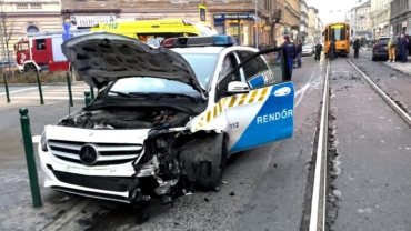 حادث سيارة شرطة suv بودابست