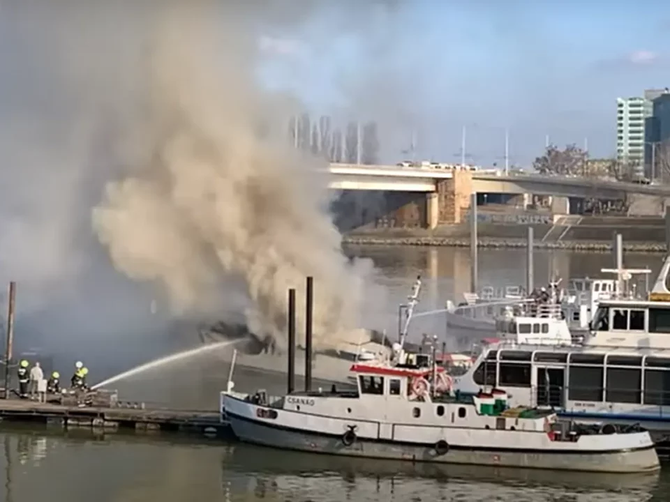 Barca din Budapesta în incendiu