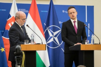 Rastislav Káčer ministre slovaque avec le politicien hongrois Péter Szijjártó