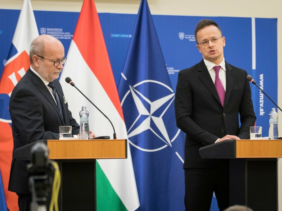 Rastislav Káčer slowakischer Minister mit dem ungarischen Politiker Péter Szijjártó