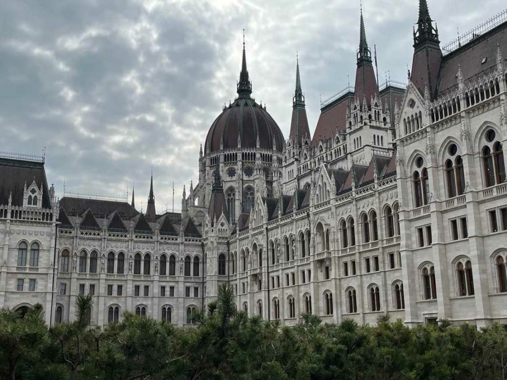 Ungarn Parlament am Kossuth-Platz 2023