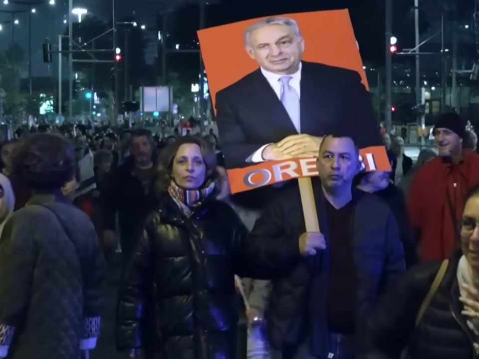 तेल अवीव में प्रदर्शनकारी चिल्ला रहे हैं कि इजरायल हंगरी नहीं है