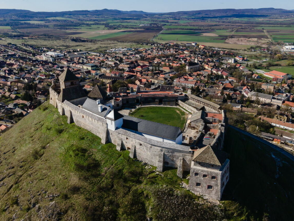 Ремонт замку Шюмег в Угорщині