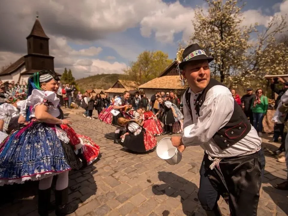 Velikonoční tradice kropící Hollókő