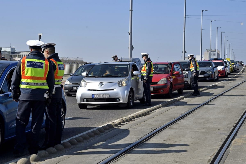 Die ungarische Polizei sperrte unter anderem die Petőfi-Brücke, um betrunkene Autofahrer aufzuspüren