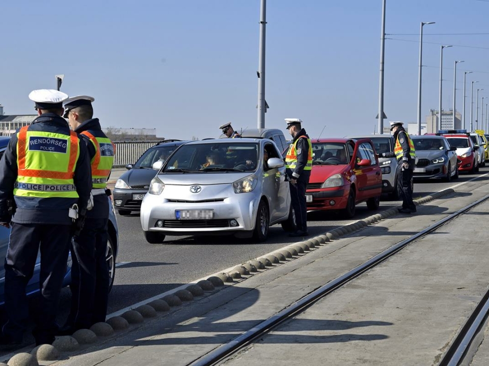 Maďarská policie uzavřela mimo jiné Petőfiho most, aby odhalila opilé řidiče
