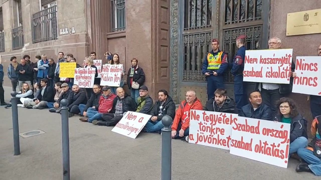 protest proti školství maďarsko