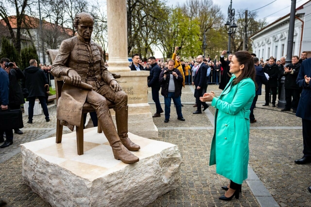 كاتالين نوفاك فيرينك كولسي تمثال ترانسيلفانيا