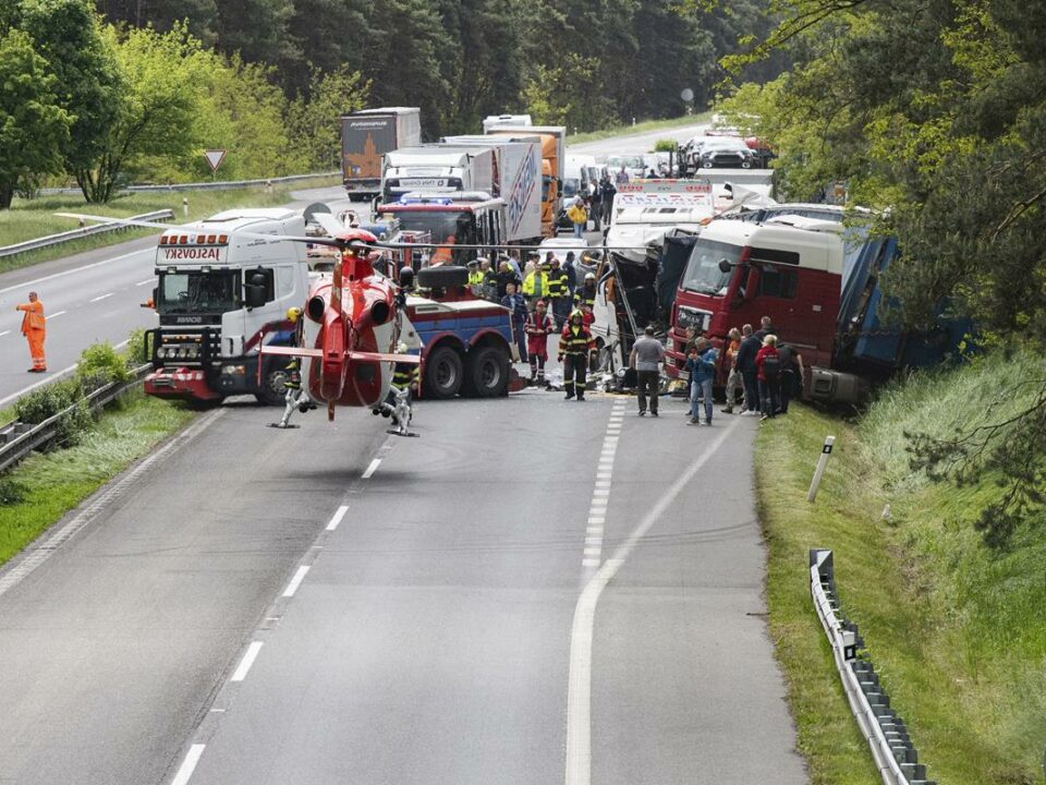 スロバキアでハンガリーのバス事故