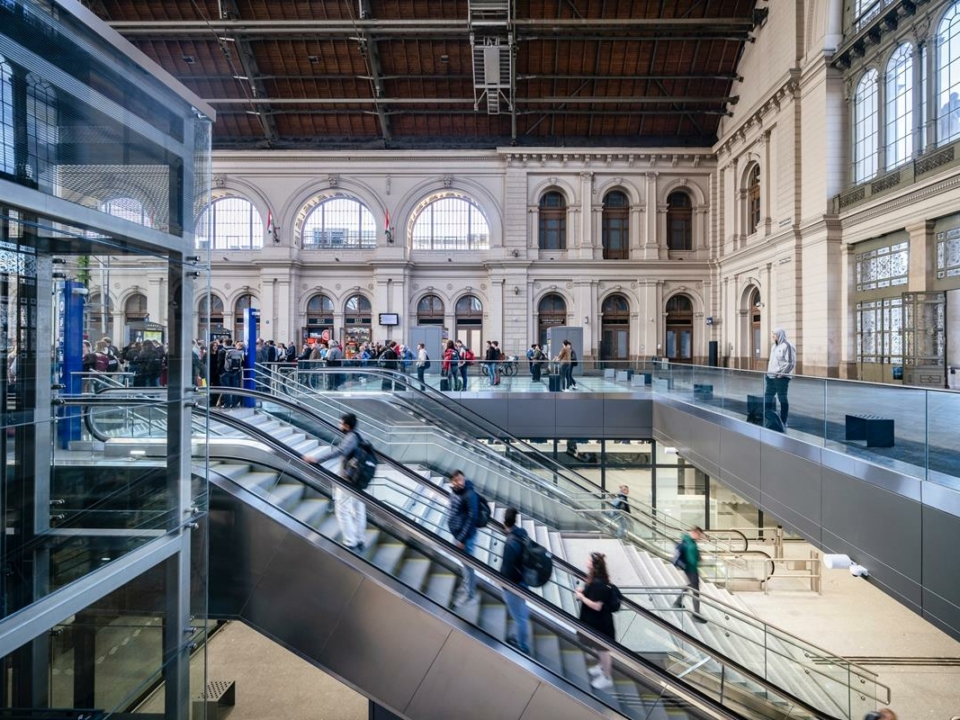 New passenger centre opened at Keleti station