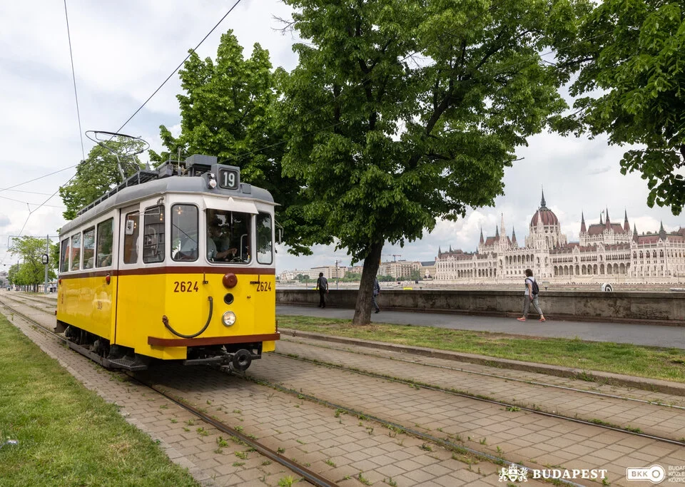 Nostalgie-Straßenbahn in Budapest