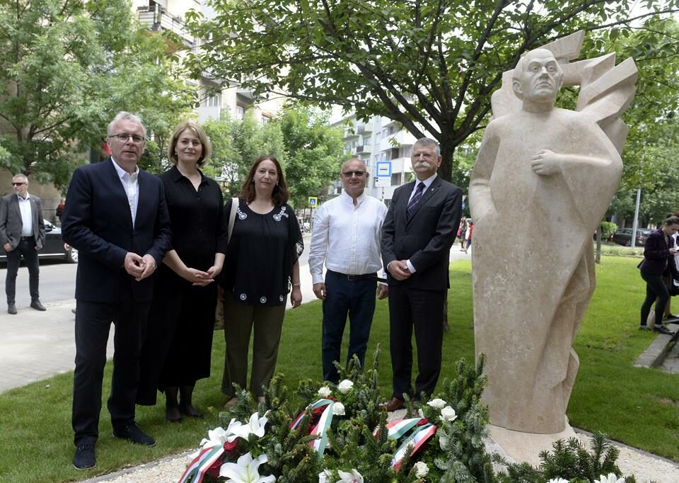 Le président dévoile la statue de l'auteur transylvanien