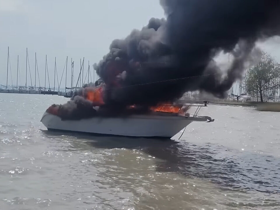 قارب بالاتون يحترق