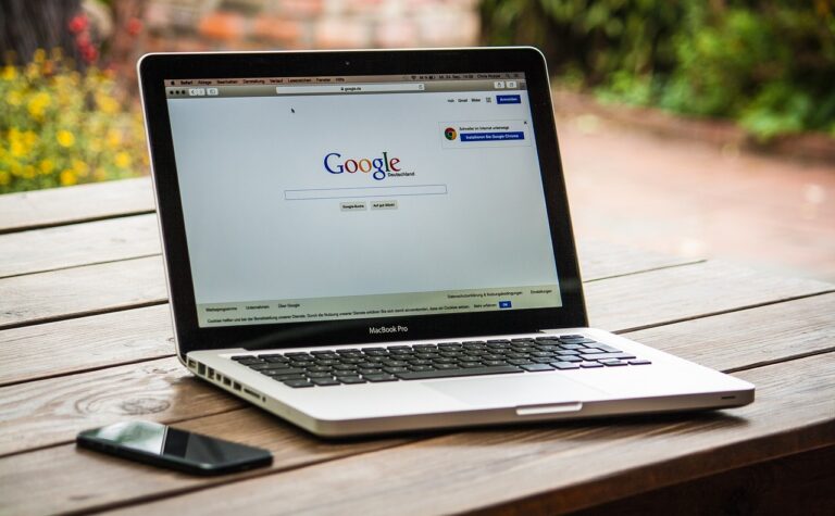 google internet réseaux sociaux macbook