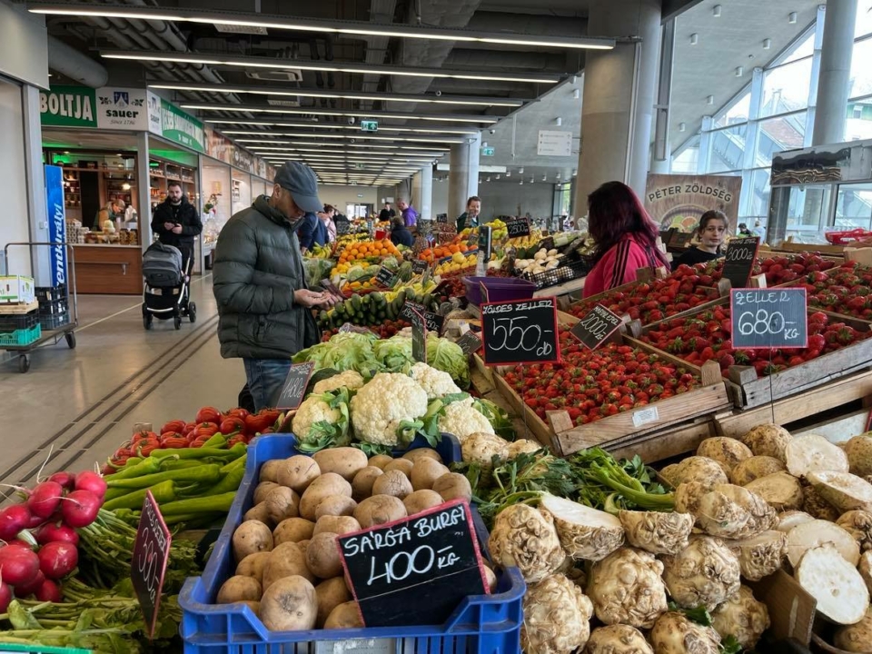 マーケット újpest ハンガリー 価格 野菜 果物 食品