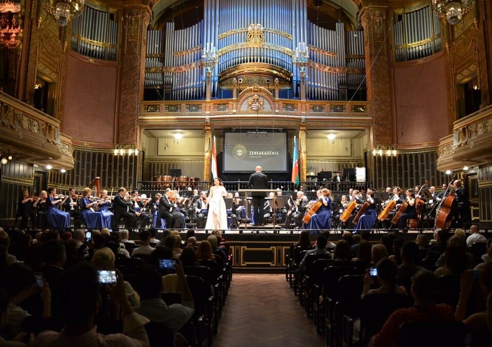 حفلة موسيقية كلاسيكية في بودابست أذربيجان