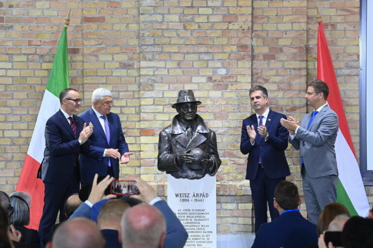 Statue Árpád Weisz