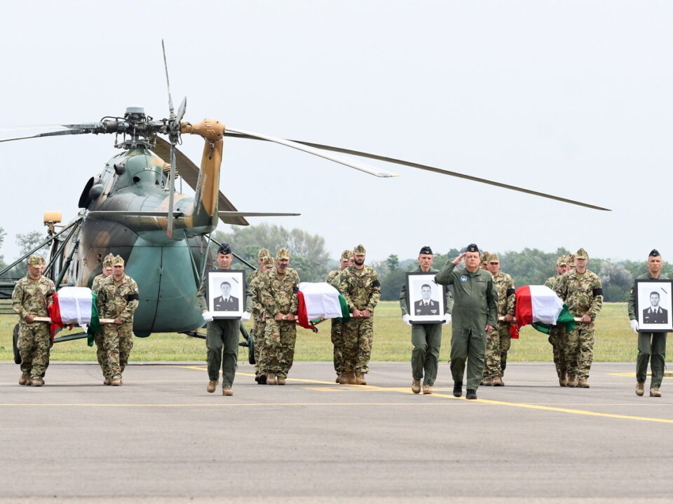 ataúdes de las víctimas del accidente de helicóptero croacia llevados a casa