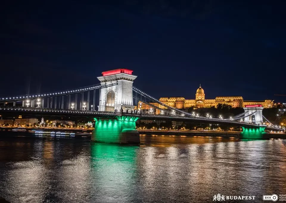 Dekorative Beleuchtung der Kettenbrücke
